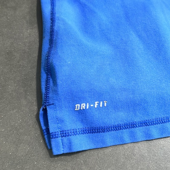 Nike build in bra dri-fit workout tank - Picture 4 of 5